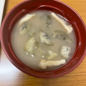 なすと油揚げの味噌汁（赤みそ）